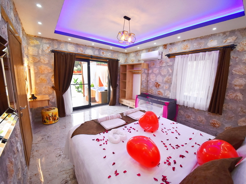  gece  -  Kasım
  | Kalkan Akbel'de Romantik Jakuzili Villa Tatili: Korunaklı Havuz ve Özel Anlar